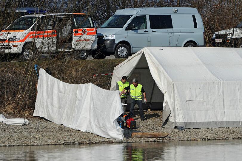 Tagelang suchten die Einsatzkräfte am Boden und von der Luft aus nach den opfern - jetzt fanden sie die Leichen und auch das Flugzeugwrack.