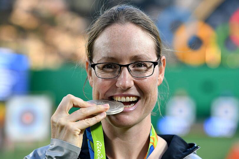 Lisa Unruh holt im Bogenschießen sensationell die Silbermedaille.
