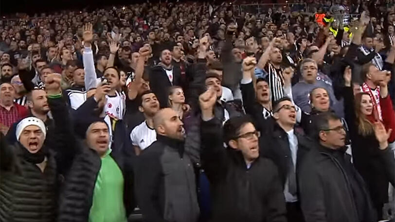 Unermüdliche Unterstützer ihrer Mannschaft: Besiktas-Fans während der Champions-League-Partie gegen den FC Bayern.