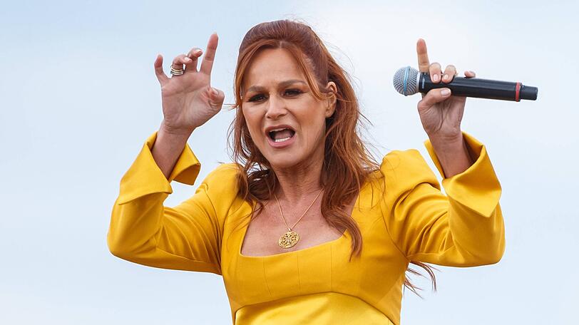 Ein gelbes Minikleid von Schlagersängerin Andrea Berg führte zu jeder Menge Spott im Internet.