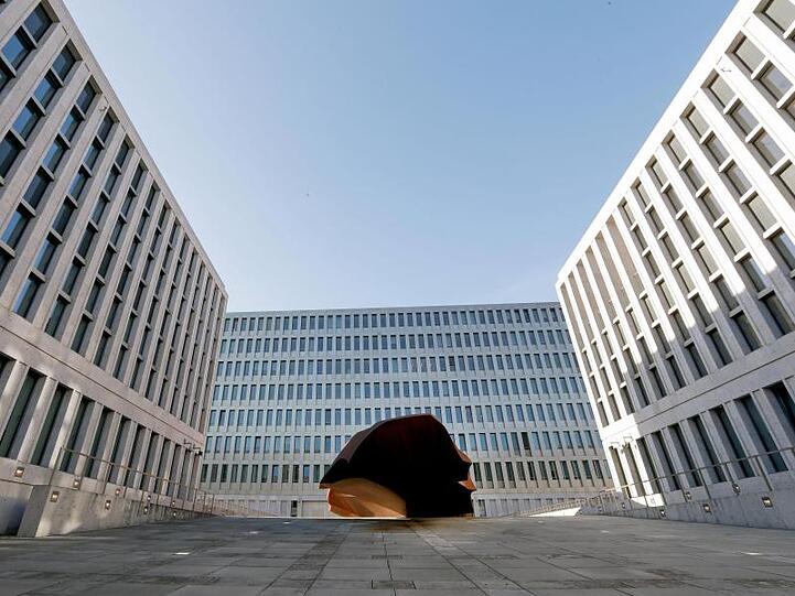 In der Mitte steht das Kunstwerk "Monolith" des Künstlers Stefan Sous.