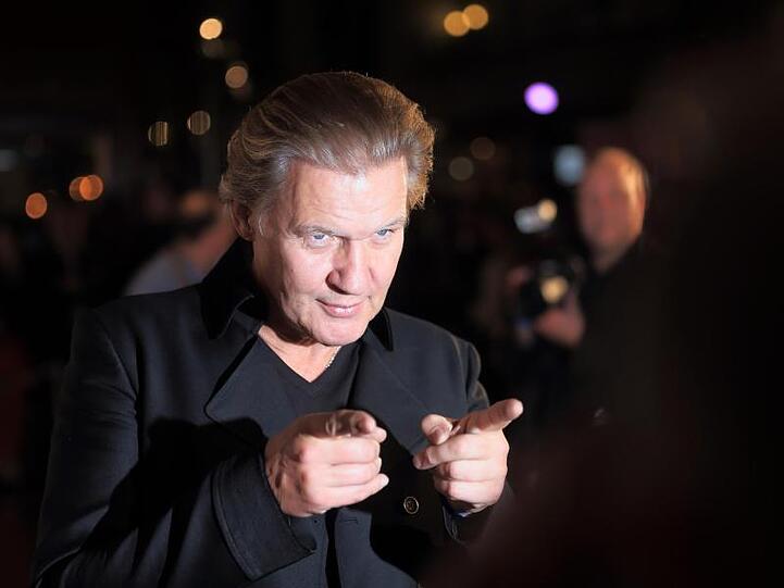 Der irische Sänger und Komponist Johnny Logan präsentiert sich mit einer für ihn typischen Geste. Foto: Jens Wolf/Archiv