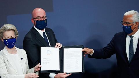 EU-Kommissionspräsidentin Ursula von der Leyen, EU-Ratspräsident Charles Michel (M) und Portugals Ministerpräsident Antonio Costa präsentieren in Porto das Abschlussdokument des Sozialgipfels.