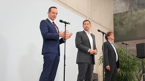 Grünen-Bundesgeschäftsführer Michael Kellner (r.), SPD-Generalsekretär Lars Klingbeil (m.) und Volker Wissing, Generalsekretär der FDP, während einer Pressekonferenz.