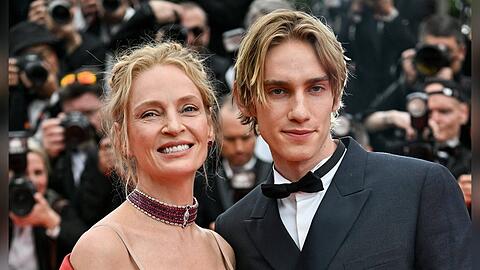 Levon Hawke arbeitet als Schauspieler, Regisseur und Drehbuchautor. Hier begleitet er seine berühmte Mutter, Uma Thurman, auf dem roten Teppich.