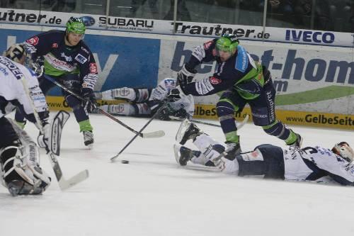 Kurzer Prozess: Tiger-Stürmer Michel Periard schiebt zum 4:0 gegen die Iserlohn Roosters ein.