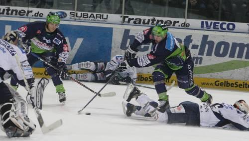Kurzer Prozess: Tiger-Stürmer Michel Periard schiebt zum 4:0 gegen die Iserlohn Roosters ein. Kurzer Prozess: Tiger-Stürmer Michel Periard schiebt zum 4:0 gegen die Iserlohn Roosters ein.