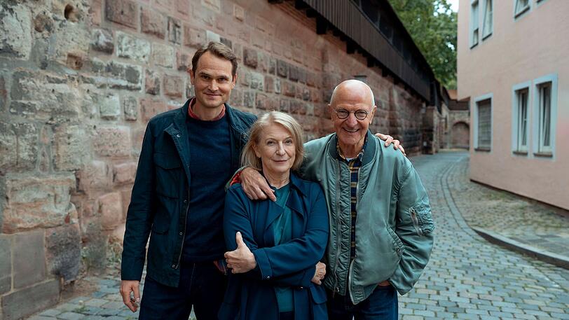 Auch ihre Zusammenarbeit bei fr&auml;nkischen "Tatort" endet: Fabian Hinrichs macht als Felix Voss weiter, f&uuml;r Dagmar Manzel wird es eine Nachfolge geben und Max F&auml;rberb&ouml;ck (rechts, Regie) ist jener Kreative, der sich das Franken-Duo ausgedacht hat und f&uuml;r einige der besten Folgen verantwortlich zeichnete. Auch f&uuml;r Manzels Abgang "Trotzdem".