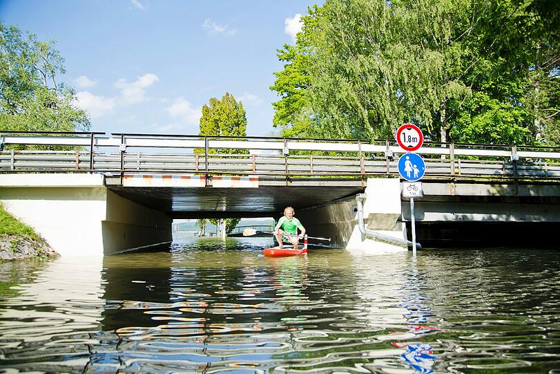 Fanatic-Teamfahrer Fabian Weber erkundet das Hochwasser in Diessen am Ammersee per Stand Up Paddeling