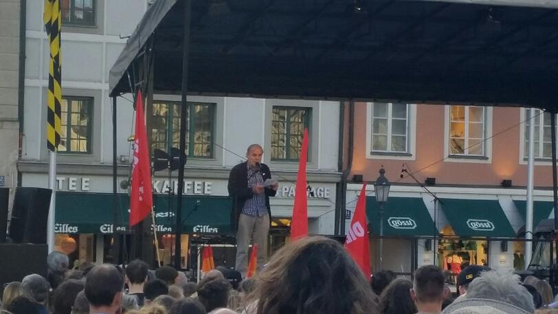 Tausende demonstrieren gegen die Asylpolitik der Staatsregierung.