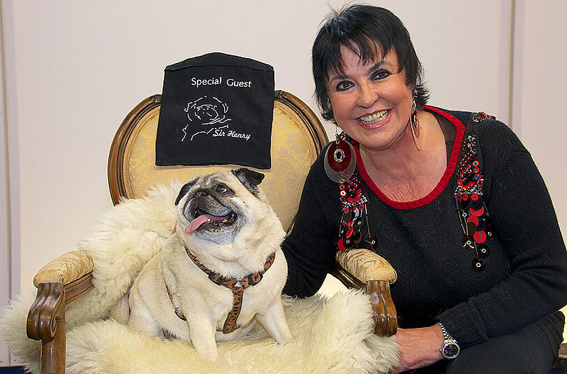 Gastgeber-Mops Sir Henry und sein Frauchen Uschi Ackermann, PR-Lady und Initiatorin des Hunde Castings.