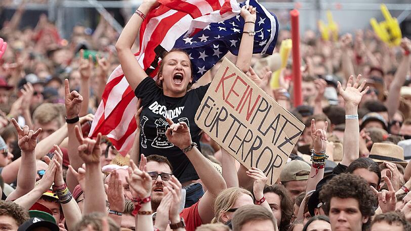 Als hätten sie's geahnt: Rockfans zeigen während des Auftritts der US-amerikanischen Metal-Band "Five Finger Death Punch" bei "Rock am Ring" ein Schild mit der Aufschrift "Kein Platz für Terror".