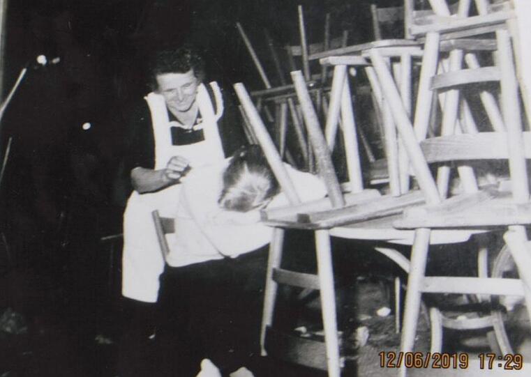 "Vielen Dank für die schöne Serie! Da kommen Kindheitserinnerungen auf. Auch mein Bild ist aus dem München der 50er Jahre. Meine Großmütter bei der Arbeit an einem langen Tag im Augustiner-Festzelt auf der Wiesn &ndash; damals noch mit Stühlen", schreibt uns AZ-Leser M. Bauer.