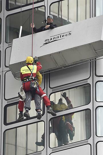 Beide Männer konnten unverletzt auf den Boden gebracht werden.