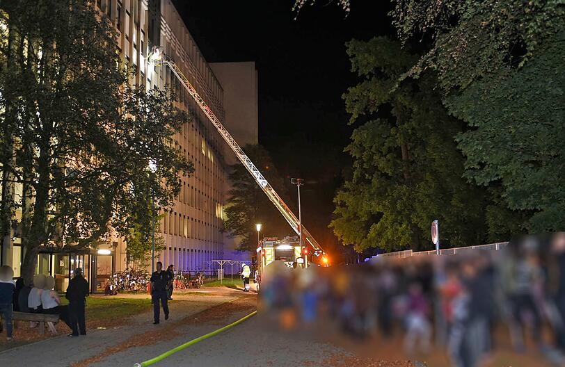 Das Feuer brach im 5. Stock der Unterkunft aus - das Gebäude musste teilweise evakuiert werden. Die Bilder vom Feuerwehreinsatz.