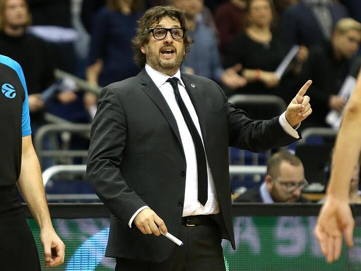 Andrea Trinchieri steht gestikulierend am Spielfeldrand. Foto: Andreas Gora/dpa/Archivbild