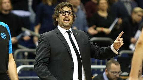 Andrea Trinchieri steht gestikulierend am Spielfeldrand. Foto: Andreas Gora/dpa/Archivbild