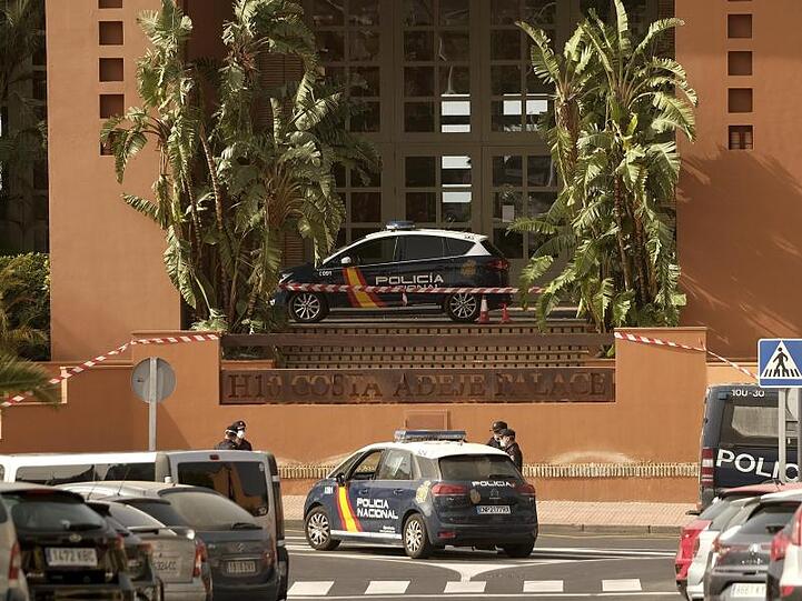 Polizeibeamte vor dem Hotel H10 Costa Adeje Palace auf Teneriffa: Nach einem bestätigten Coronavirus-Fall ist das Hotel unter Quarantäne gestellt worden.