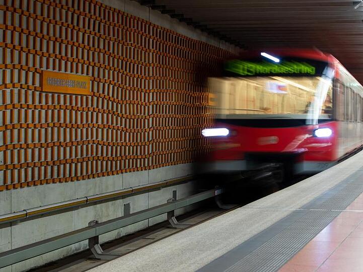 Eine U-Bahn fährt an einer Station in Nürnberg ein. Foto: Daniel Karmann/Archivbild