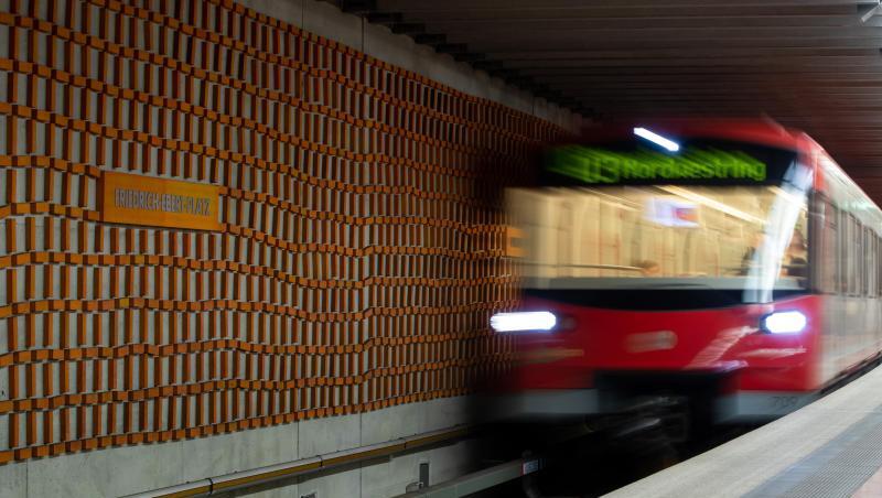Eine U-Bahn fährt an einer Station in Nürnberg ein. Foto: Daniel Karmann/Archivbild Eine U-Bahn fährt an einer Station in Nürnberg ein. Foto: Daniel Karmann/Archivbild