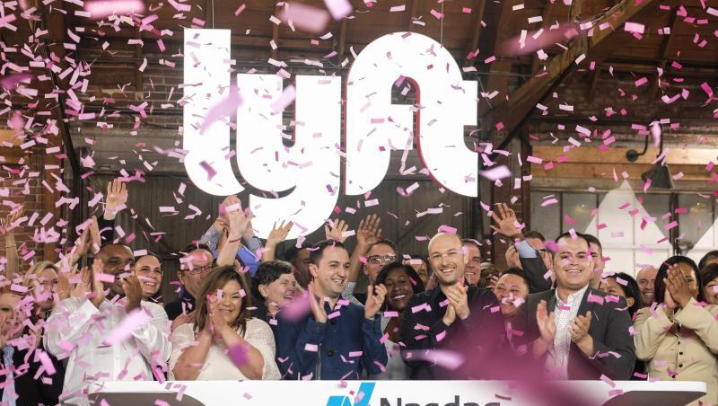 Börsengang geglückt: Die Lyft-Gründer John Zimmer (M. l.) und Logan Green (M. r.) jubeln im Konfetti-Regen vor dem leuchtenden Firmenschriftzug. Börsengang geglückt: Die Lyft-Gründer John Zimmer (M. l.) und Logan Green (M. r.) jubeln im Konfetti-Regen vor dem leuchtenden Firmenschriftzug.