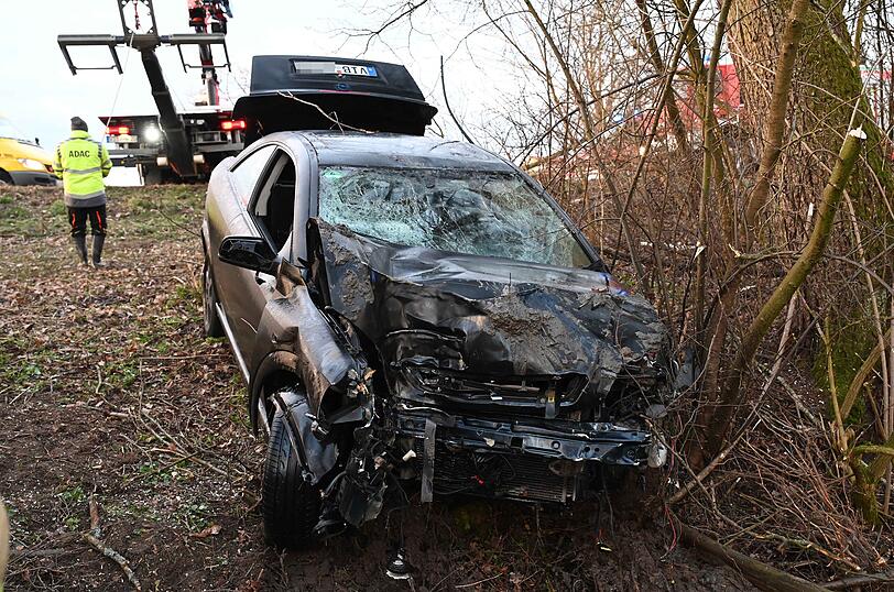 Betrunken auf dem Heimweg von der Disco: Der Fahrer (21) und seine Beifahrerin (19) konnten sich selbst aus dem Wagen befreien, sie kamen leicht verletzt ins Krankenhaus.