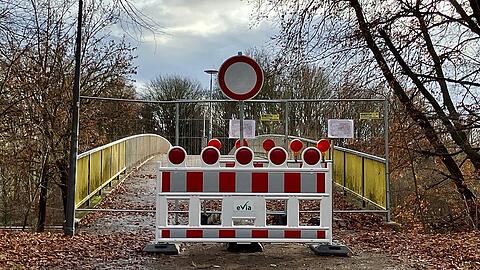 Die Brücke führt direkt am Westportal des Brudermühltunnels über die Straße und ist eine wichtige Möglichkeit zur Querung für Fußgänger und Radfahrer an dieser vielbefahrenen Stelle.