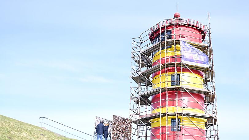 Für den Neuanstrich ist der Pilsumer Leuchtturm eingerüstet. Für den Neuanstrich ist der Pilsumer Leuchtturm eingerüstet.