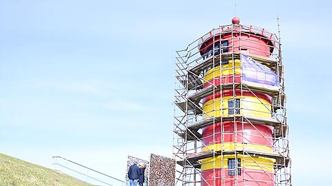 F&uuml;r den Neuanstrich ist der Pilsumer Leuchtturm einger&uuml;stet.