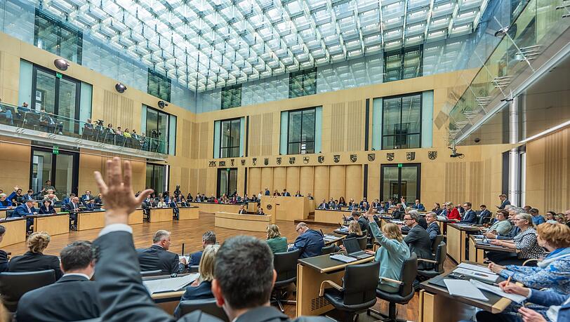 Der Bundesrat arbeitete vor dem Wochenende eine lange Tagesordnung ab. Der Bundesrat arbeitete vor dem Wochenende eine lange Tagesordnung ab.