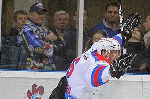 Völlig losgelöst: Tigers-Stürmer Eric Chouinard bejubelt einen seiner vier  Treffer beim 6:3-Sieg in Straubing.