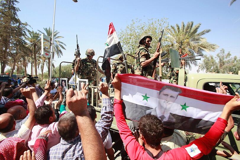 Syrische Regierungstruppen ziehen sich aus der nordöstlichen Provinz Deir al-Sor zurück. Nach Regierungsangaben habe das Militär die Normalität zum Fastenmonat Ramadan wieder hergestellt, Terrorgruppen aus der Stadt getrieben. Doch der internationale Druck auf Syrien lässt anderes vermuten.