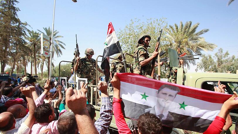 Syrische Regierungstruppen ziehen sich aus der nordöstlichen Provinz Deir al-Sor zurück. Nach Regierungsangaben habe das Militär die Normalität zum Fastenmonat Ramadan wieder hergestellt, Terrorgruppen aus der Stadt getrieben. Doch der internationale Druck auf Syrien lässt anderes vermuten. Syrische Regierungstruppen ziehen sich aus der nordöstlichen Provinz Deir al-Sor zurück. Nach Regierungsangaben habe das Militär die Normalität zum Fastenmonat Ramadan wieder hergestellt, Terrorgruppen aus der Stadt getrieben. Doch der internationale Druck auf Syrien lässt anderes vermuten.