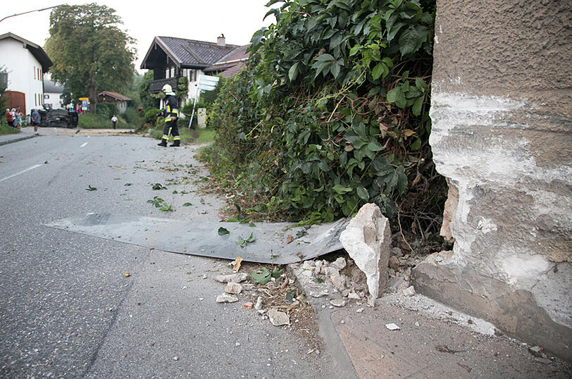 Der Fahrer konnte sich noch selbst aus dem Unfallfahrzeug befreien.