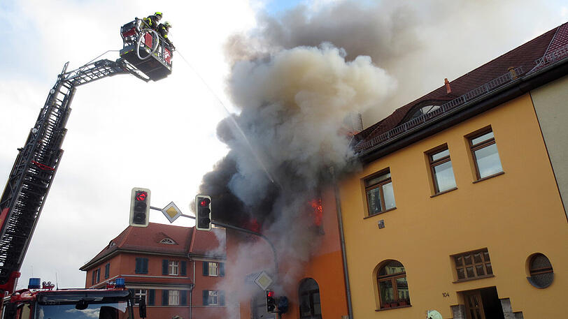 Am Sonntagvormittag wurden sieben Personen bei einem Hausbrand in Landshut verletzt (Archivbild).