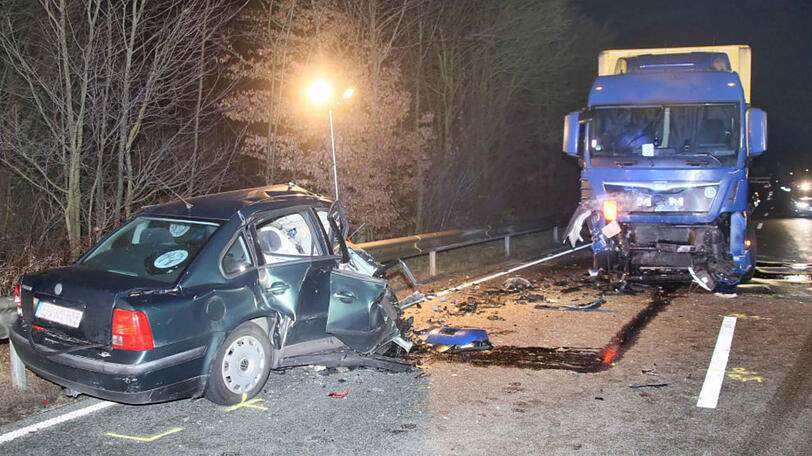 Tödlicher Verkehrsunfall bei Rattenkirchen auf der B 12. Die Bilder von der Unfallstelle.