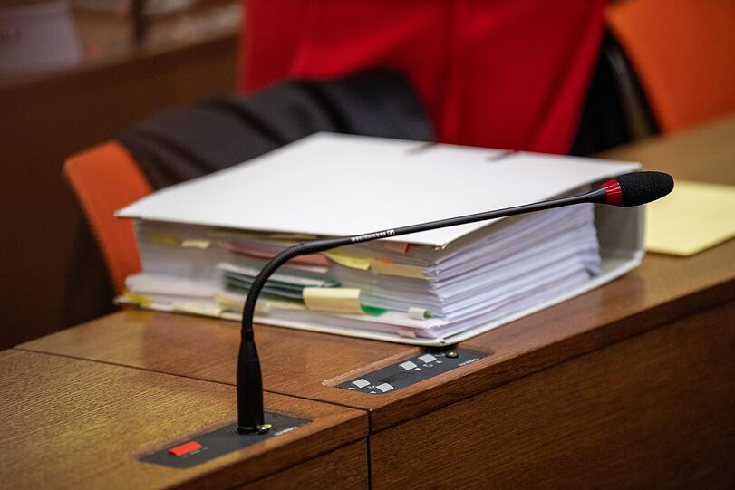 Der Prozess zum Raubmord von Meiling hat begonnen. Acht Angeklagte müssen sich unter anderem wegen Mordes und schweren Raubes verantworten.