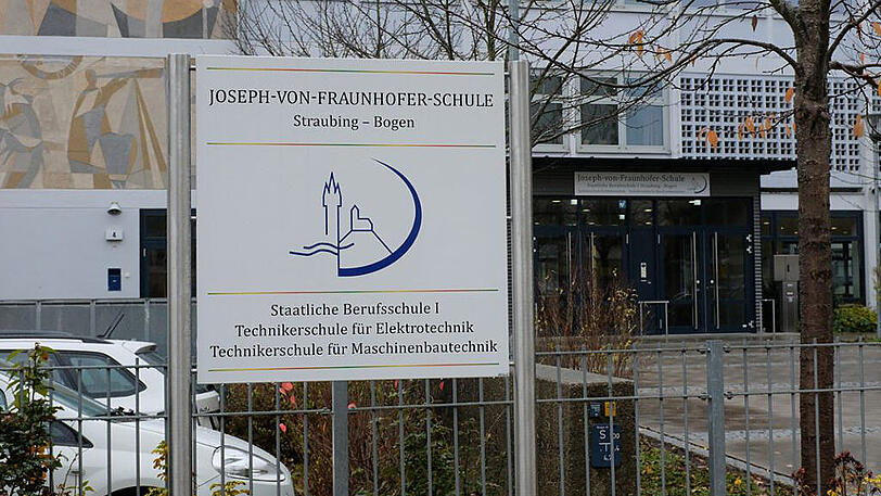 Wegen einer Bombendrohung ist derzeit das Gebiet um die Berufsschule in der Pestalozzistraße in Straubing gesperrt.