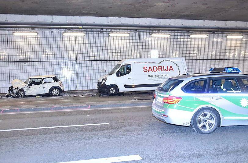 Weitere Bilder von der Unfallstelle im Altstadtringtunnel.