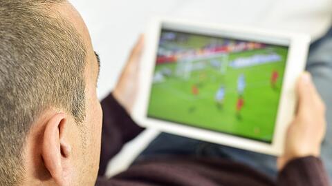 Wer Fußball im Netz streamen will, findet aktuell keine One-Size-Fits-All-Lösung: Je nach Wettbewerb teilen sich Amazon, DAZN, RTL und Sky die Übertragungsrechte.