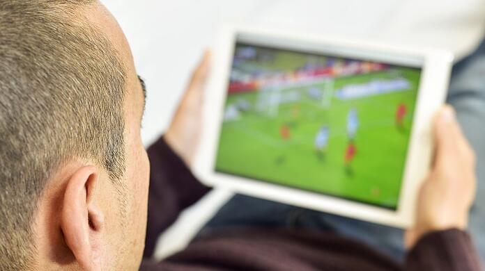 Wer Fußball im Netz streamen will, findet aktuell keine One-Size-Fits-All-Lösung: Je nach Wettbewerb teilen sich Amazon, DAZN, RTL und Sky die Übertragungsrechte.
