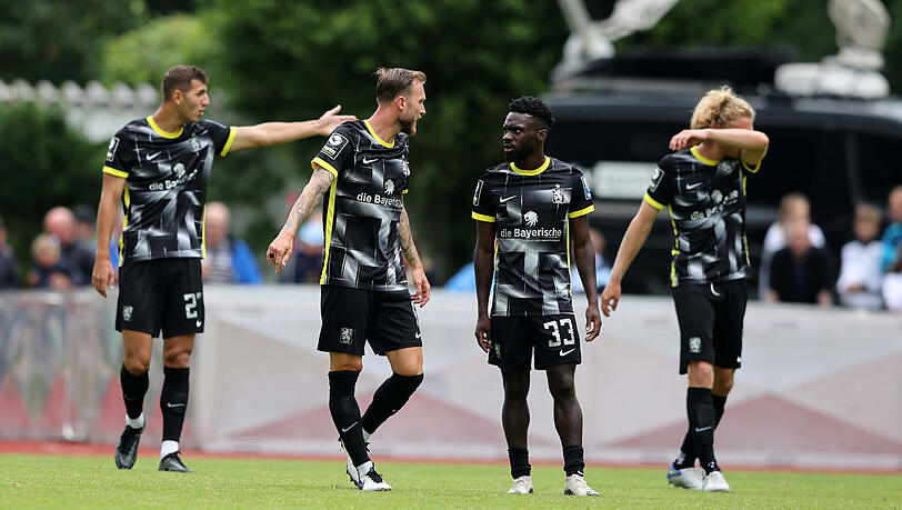 Semi Belkahia, Tim Rieder, Joseph Boyamba und Jesper Verlaat diskutieren nach einem Gegentreffer im Testspiel gegen Borussia Mönchengladbach. Semi Belkahia, Tim Rieder, Joseph Boyamba und Jesper Verlaat diskutieren nach einem Gegentreffer im Testspiel gegen Borussia Mönchengladbach.