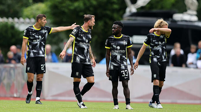 Semi Belkahia, Tim Rieder, Joseph Boyamba und Jesper Verlaat diskutieren nach einem Gegentreffer im Testspiel gegen Borussia Mönchengladbach.
