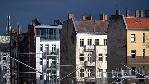 Nicht nur die gestiegenen Zinsen umtreiben Immobilienkäufer, sondern auch erhöhte Energie-Anforderungen mit dem Heizungsgesetz.