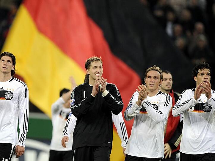 Die deutschen Spieler bedanken sich in Mönchengladbach bei den Fans.