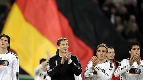 Die deutschen Spieler bedanken sich in Mönchengladbach bei den Fans.