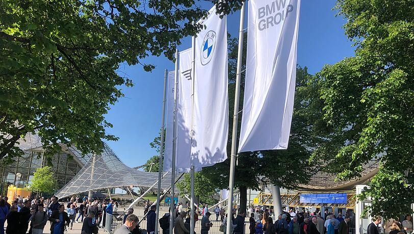 Aktionäre auf dem Weg zur BMW-Hauptversammlung, die zum ersten Mal seit fünf Jahren wieder in Präsenz stattfindet.