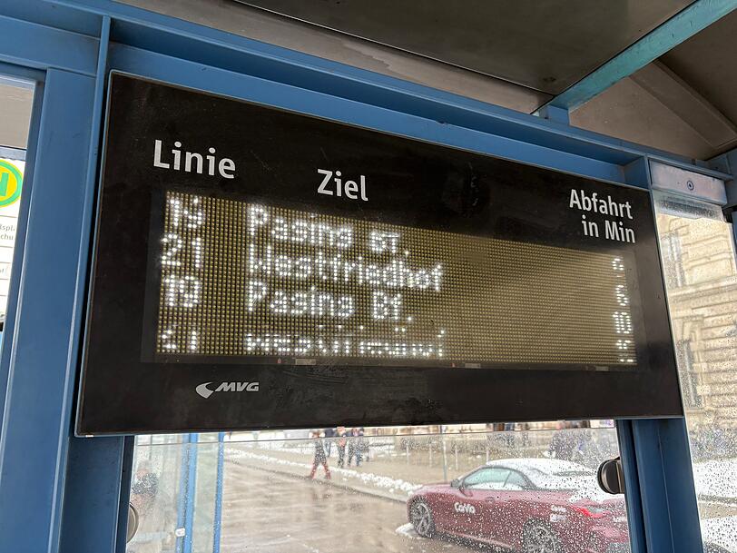 Eben sollte die Tram 19 noch in 9 Minuten abfahren, kurz darauf waren es schon 16 Minuten. Eben sollte die Tram 19 noch in 9 Minuten abfahren, kurz darauf waren es schon 16 Minuten.