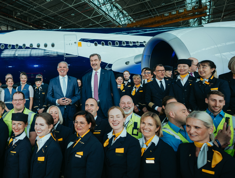 S&ouml;der und Spohr zwischen 220 Mitarbeitern und Mitarbeiterinnen von Lufthansa beim 100-j&auml;hrigen Jubil&auml;um.