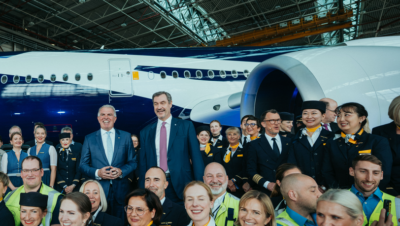 S&ouml;der und Spohr zwischen 220 Mitarbeitern und Mitarbeiterinnen von Lufthansa beim 100-j&auml;hrigen Jubil&auml;um.